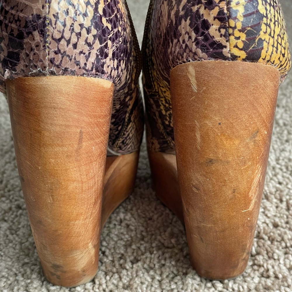 Jeffrey Campbell Size 8 Snakeskin Cutout Wedges - Picture 4 of 8
